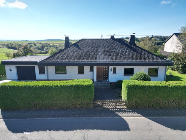 Spacious bungalow with magnificent long views in Bettenfeld