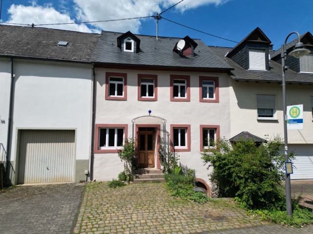 Restored little gem close to the Moselle in Burgen