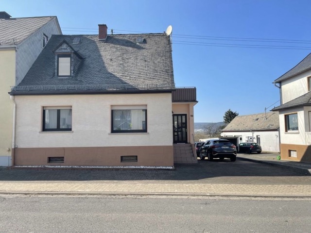 immaculately kept house with garden in Kempfeld