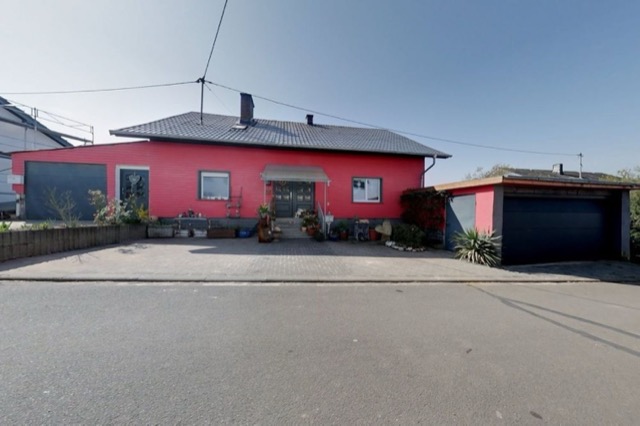 Large detached house with granny flat, independent of oil and gas in Esch