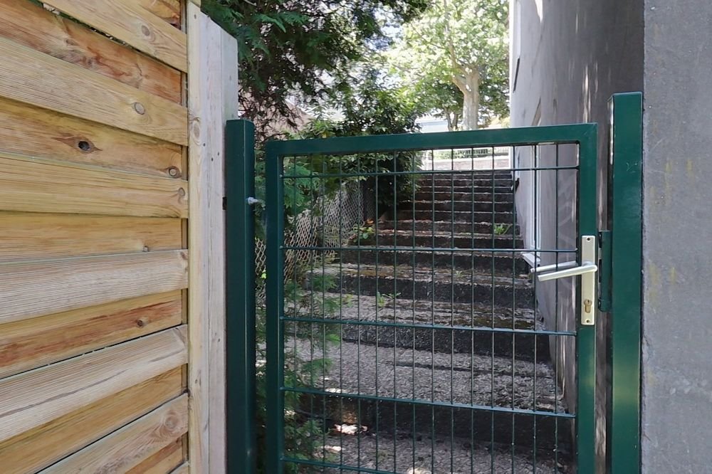 Gartenausgang zur Straße Gartenausgang zur Straße