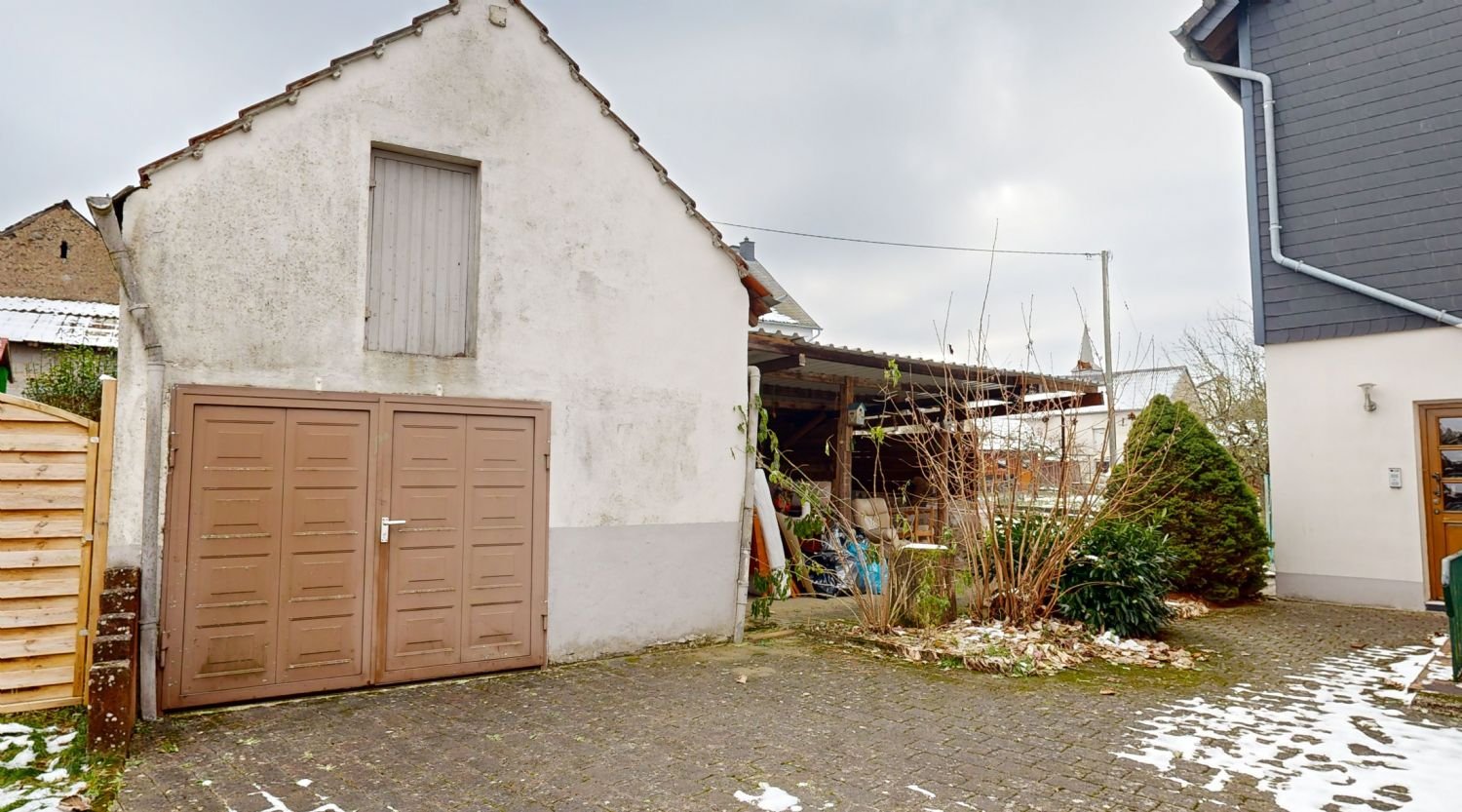 Nebengebäude mit offenem Schuppen Nebengebäude mit offenem Schuppen