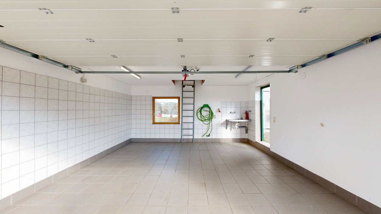 obere Garage (Einfahrt auf Straßenniveau) obere Garage (Einfahrt auf Straßenniveau)