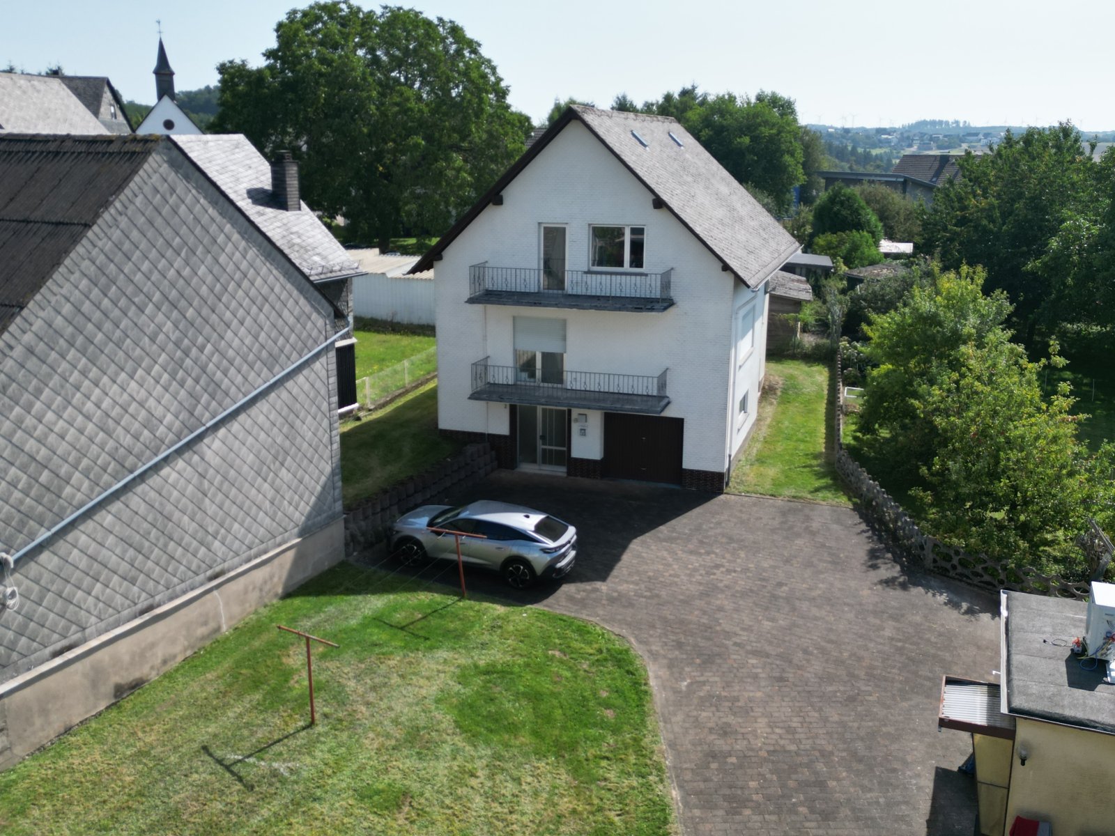 Ansicht mit Hof und Spielwiese Ansicht mit Hof und Spielwiese
