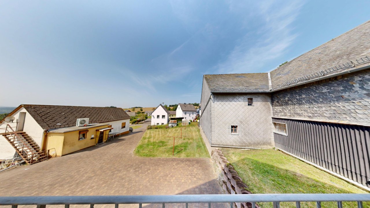 OG Ausblick vom Balkon auf die Parkflächen und die Spielwiese vor dem Haus OG Ausblick vom Balkon auf die Parkflächen und die Spielwiese vor dem Haus