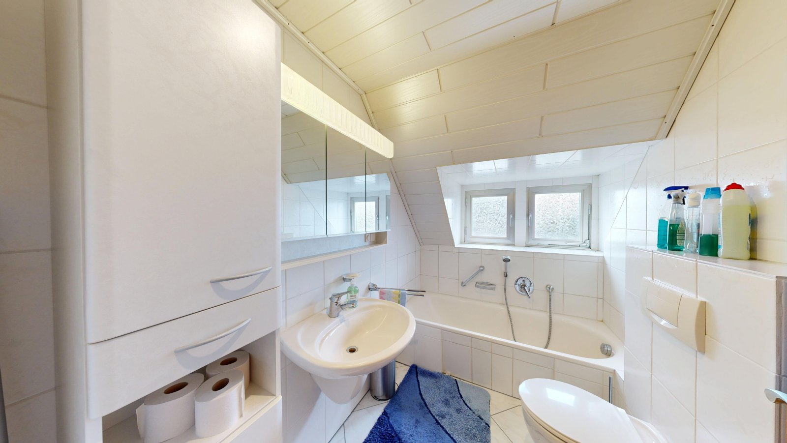 Dachgeschoss: Wannenbad Dachgeschoss: Wannenbad