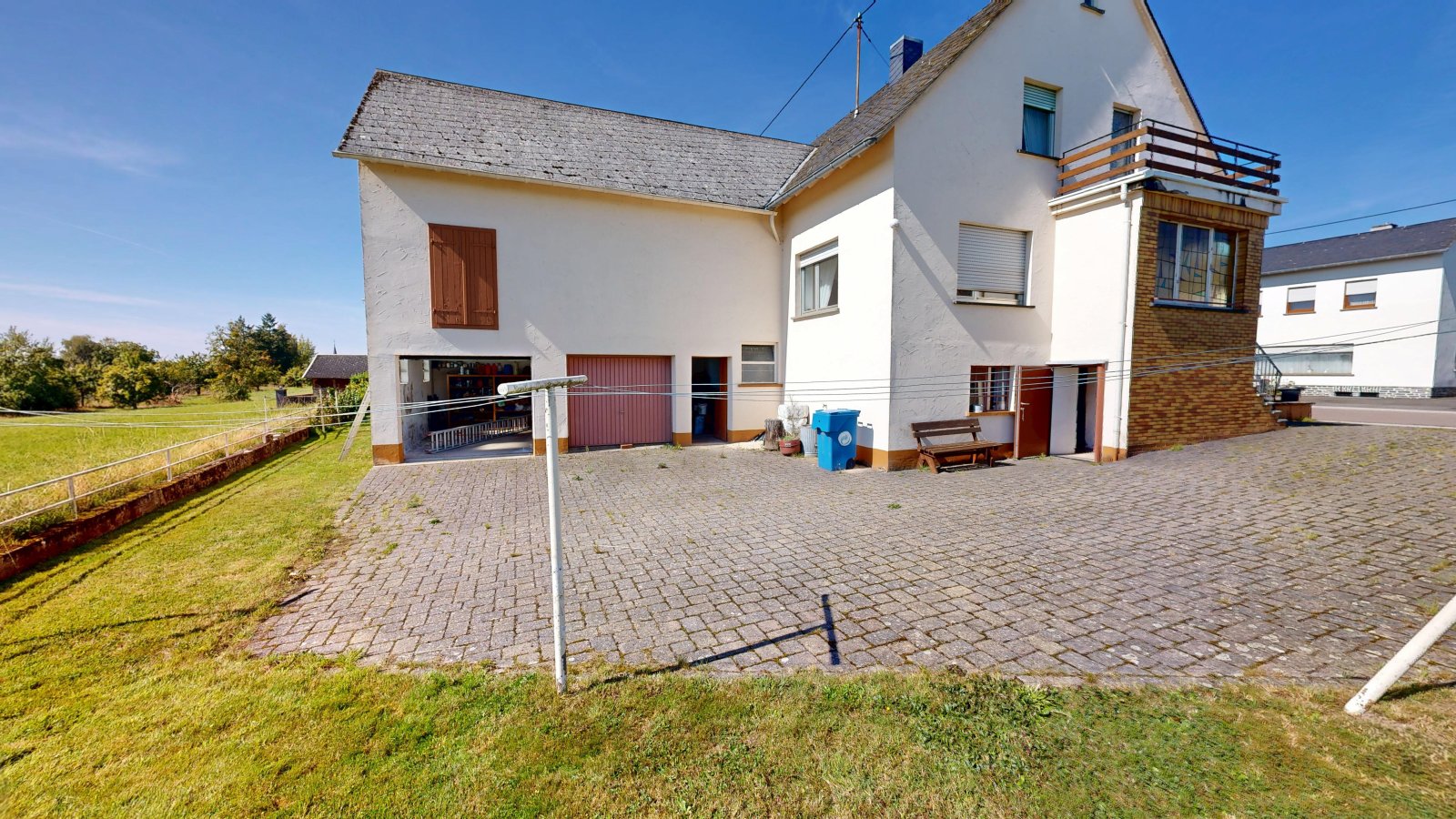 Hoffläche mit Eingängen in den Keller, Werkraum, Garage Hoffläche mit Eingängen in den Keller, Werkraum, Garage