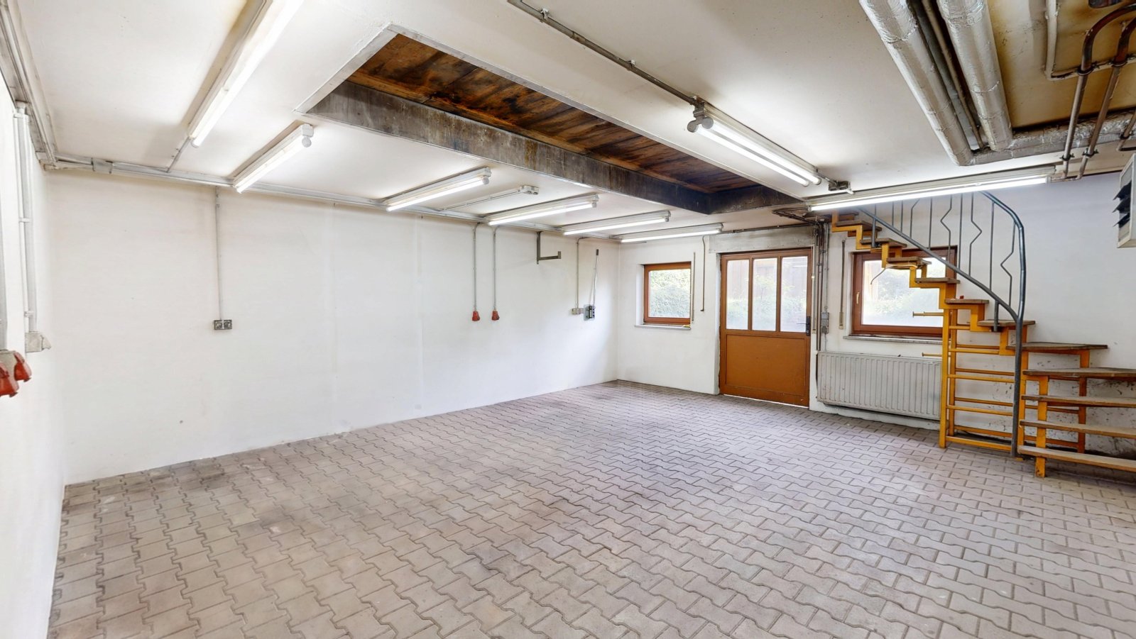 Werkstatt mit Verbindungstreppe zur Garage Werkstatt mit Verbindungstreppe zur Garage