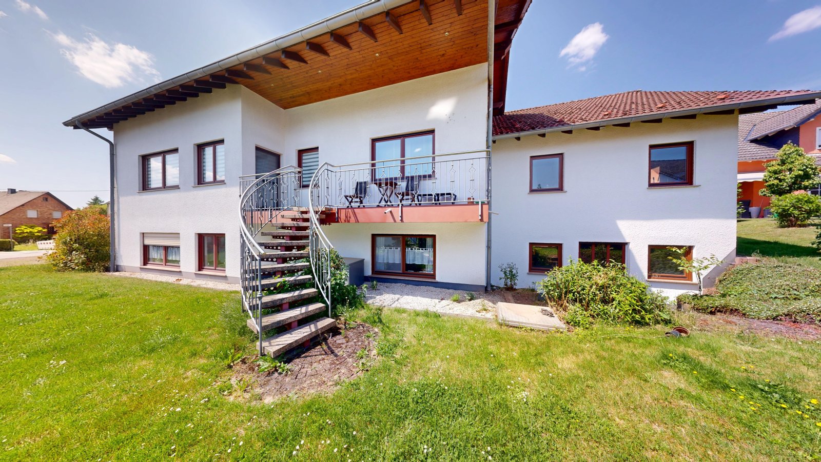 Südseite mit Balkon und Treppe in den Garten Südseite mit Balkon und Treppe in den Garten
